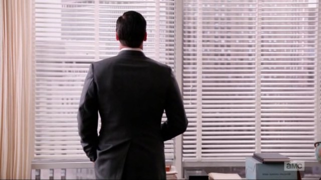 דון והחלון. כמו בקטע הפתיחה של הסדרה.