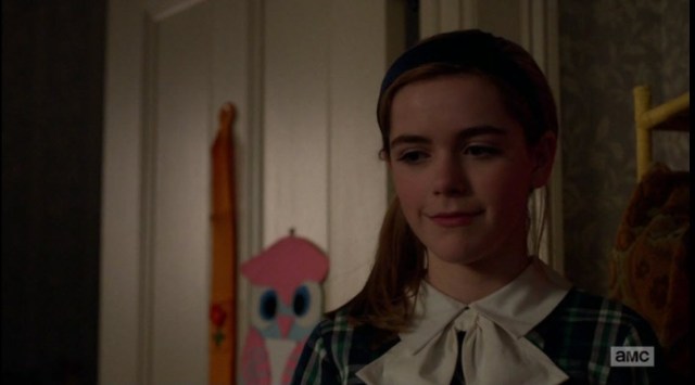 סאלי צופה בקרב הבנים. החיוך הזה, כולו ירושה מאבא