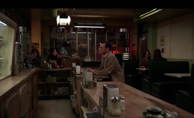 הדיינר שונה. הנשים שונות. דון הוא אותו דון